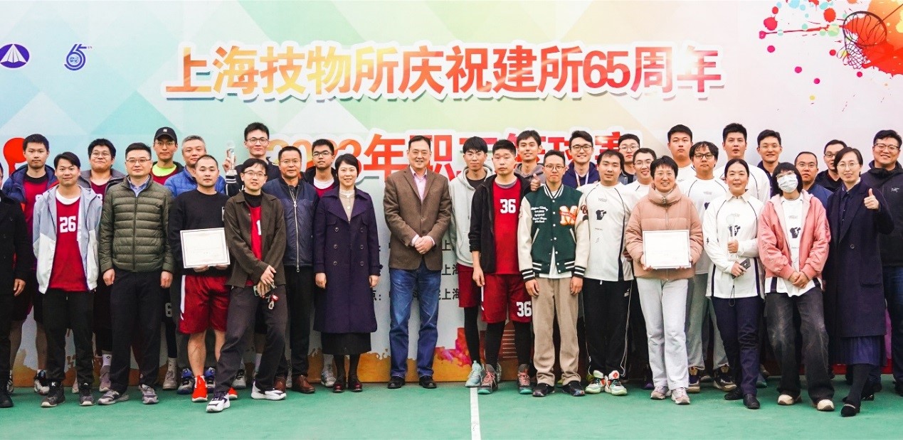 颁奖环节人员合影
